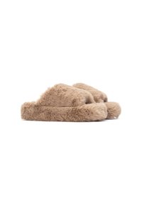 Zapatillas de casa de color beige suave con una textura suave y diseño de talón abierto, que presentan una silueta redondeada y acolchada para mayor comodidad.