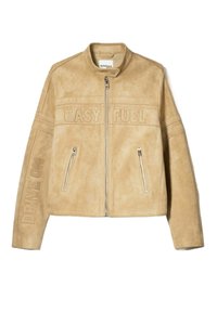 Beige samettijakku, jossa on pystykaulus, edessä vetoketjukiinnitys, kaksi vetoketjullista taskua sekä kohokuvioidut tekstit: "EASY FUEL" ja "DRIVE ON" hihoissa.