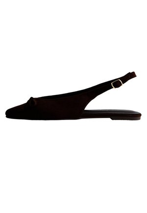 Zapato plano tipo slingback de ante negro con punta afilada, pequeño detalle de nudo en la parte frontal y correa ajustable con hebilla dorada.