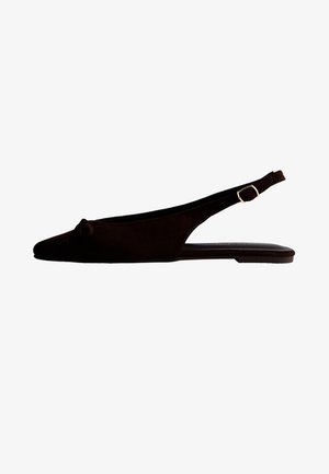 Zapato plano tipo slingback de ante negro con punta afilada, pequeño detalle de nudo en la parte frontal y correa ajustable con hebilla dorada.