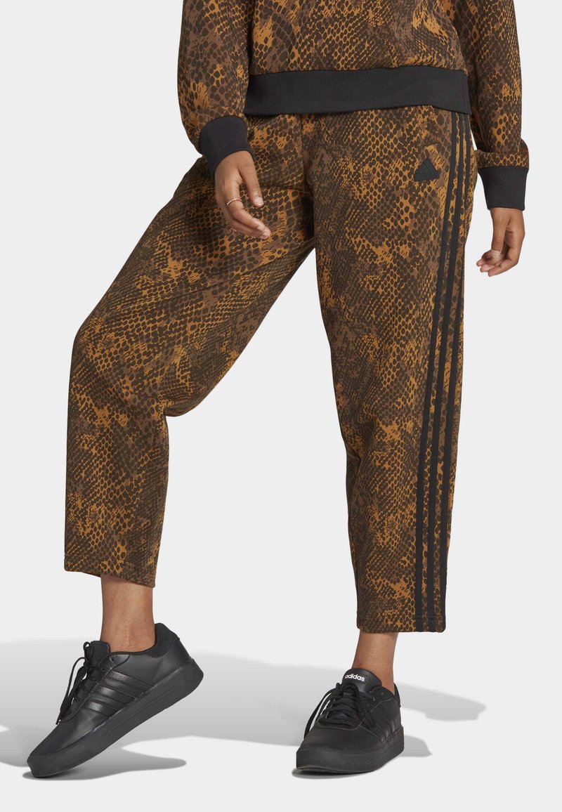 adidas Sportswear FUTURE ICONS 3STRIPES Tracksuit bottoms earth