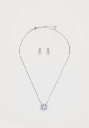 Hõbedane kaelakee, millel on siniste ja selgete kividega lillekujulise ripats. Kaasas on sobivad kõrvarõngad.