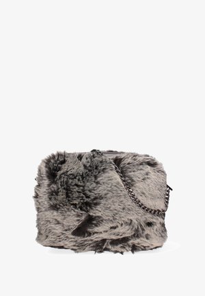 Borsa in pelliccia sintetica grigia con una superficie testurizzata. Presenta una tracolla in catena argentata e una chiusura con zip. Forma quadrata con materiale morbido e peloso.