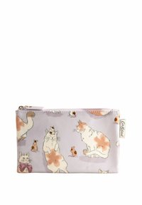 Pochette in morbido tessuto lavanda con un motivo giocoso di gatti e topi, chiusura con zip e tag con logo sul lato.