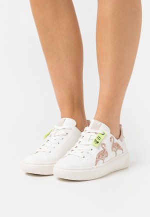 Trainers - white