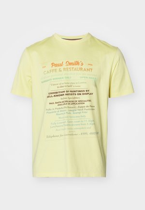 Gul bomulds t-shirt med trykt tekst i forskellige farver, med restaurantens oplysninger og specialiteter, rund halsudskæring, korte ærmer.