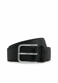 Zwarte, gestructureerde leren riem met zilveren rechthoekige gesp, gegraveerd met "BOSS," op een witte achtergrond gewikkeld.