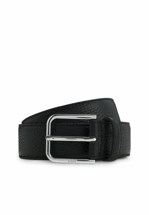 Ceinture en cuir noir texturé avec une boucle rectangulaire en argent gravée avec "BOSS," enroulée sur un fond blanc.