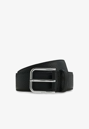 Ceinture en cuir noir texturé avec une boucle rectangulaire en argent gravée avec "BOSS," enroulée sur un fond blanc.