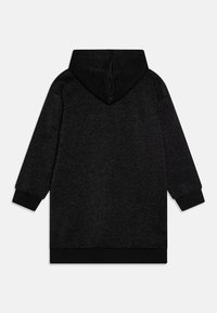 Čierne šaty s kapucňou vyrobené z mäkkej, štruktúrovanej látky, dlhé rukávy a priestranná kapucňa, s kontrastnými čiernymi manžetami a lemom.