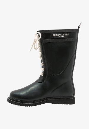 Botas de lluvia de goma negra con un diseño de cordones, superficie texturizada, cordones blancos y un parche con el logo en el costado. Suela duradera para un buen agarre.