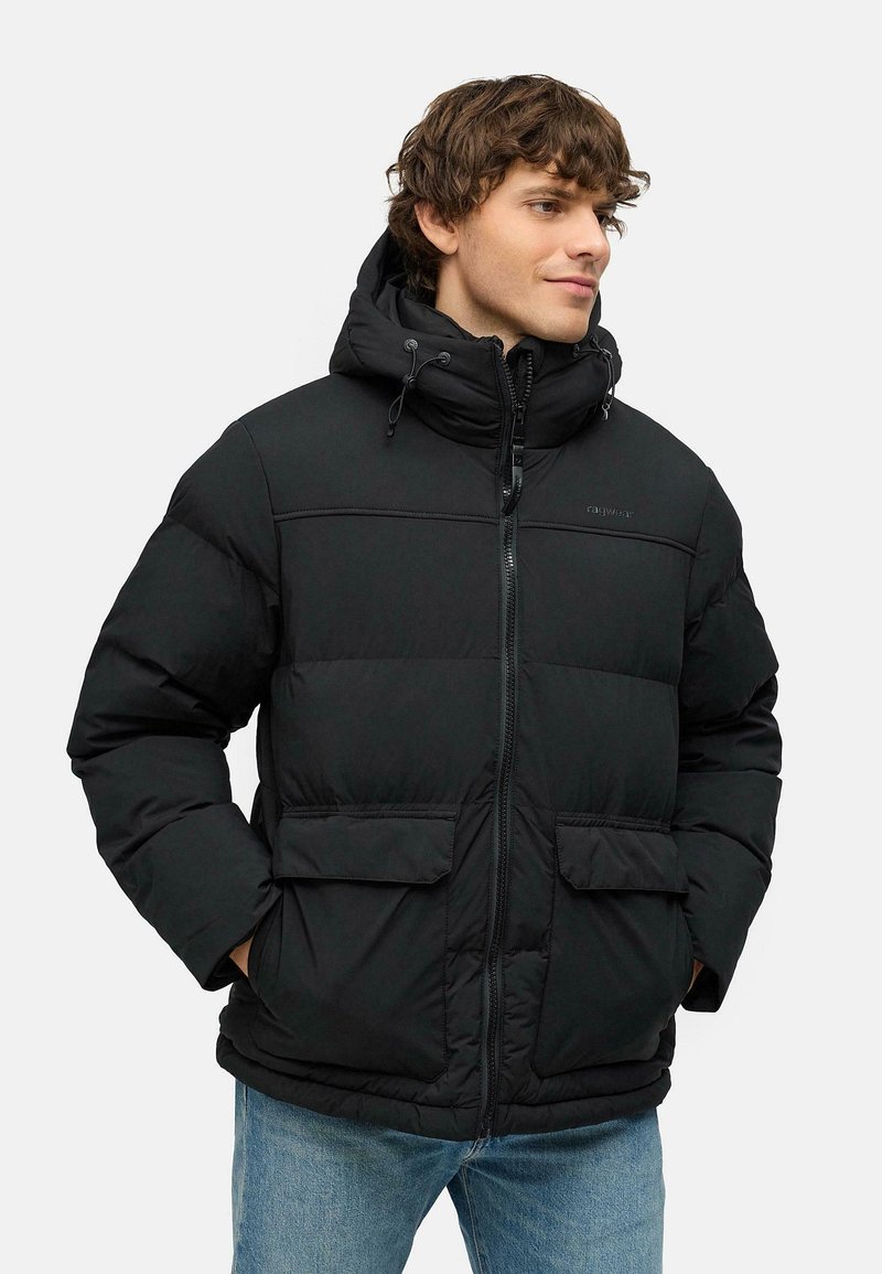 Giubbotto imbottito nero con chiusura a zip e cappuccio regolabile. Presenta due tasche anteriori e un design trapuntato per isolare. Vestibilità casual.
