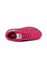 Rosa Sportschuh mit einem Obermaterial aus Wildleder und Mesh, runder Zehenform und flachen Schnürsenkeln. Mit einem weißen Logosticker auf der Zunge und einer strukturierten Sohle.