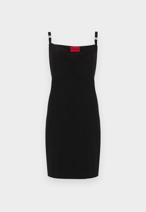 Melna bez piedurknēm kleita ar pieguļošu siluetu, ar regulējamām siksnām un savilktu priekšpusi; zīmola marķējums sarkanā krāsā.