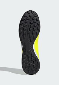 Semelle en caoutchouc noir avec des clous texturés ; dessus synthétique jaune vif ; marquage "PREDATOR" sur le côté ; design épuré.