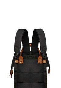 Schwarzer Rucksack mit verstellbaren gepolsterten Trägern, braunen Lederakzenten, Metallbeschlägen und einer Reißverschlusstasche an der Seite.