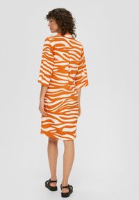 Orange-weiß gestreantes Kleid mit lockerer Passform, kurzen Ärmeln und einer Rückentasche. Strukturiert, knielanges Design.