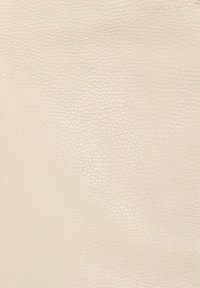 Beige textuur van leren oppervlak met fijne korrelpatronen en subtiele rimpels.