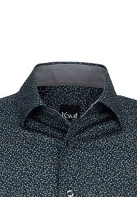 Camicia blu navy con motivo floreale bianco, colletto abbottonato e interno grigio a contrasto. Presenta bottoni frontali standard e etichetta.
