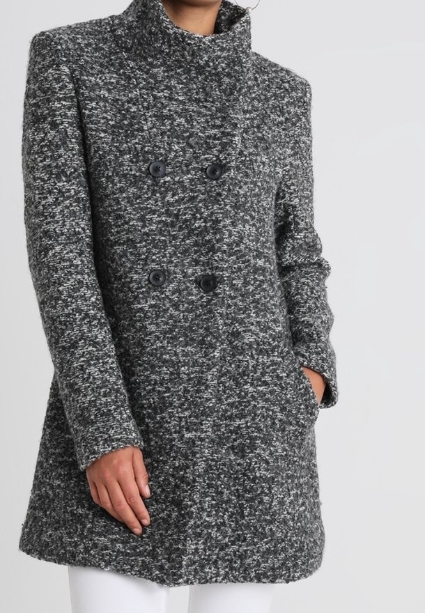 Abrigo de lana texturizada gris y negro con un alto cuello, delante de doble botonadura y dos bolsillos laterales. Cuenta con botones negros y un corte ajustado.