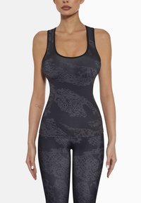 Czarny sportowy top na ramiączkach z teksturowanym, abstrakcyjnym wzorem zwierzęcym. Posiada okrągły dekolt i szerokie ramiączka dla komfortu i wsparcia.