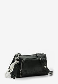 Schwarze Ledertasche zum Quertragen mit strukturiertem Finish, ausgestattet mit einem Reißverschluss, verstellbarem Tragegurt und silbernen Hardware-Elementen.