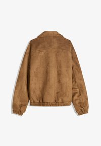 Veste en faux-suède marron avec col, taille élastique et manches retroussées. Texture lisse, coupe décontractée et design minimaliste.