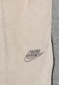 Nike Sportswear AMPLIFY - Träningsbyxor - dark grey heather/light bone/black