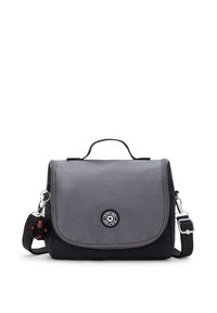 Borsa a spalla grigia e nera con manico superiore, pattina frontale con logo Kipling, tracolla regolabile e un piccolo portachiavi a forma di scimmia nera attaccato.