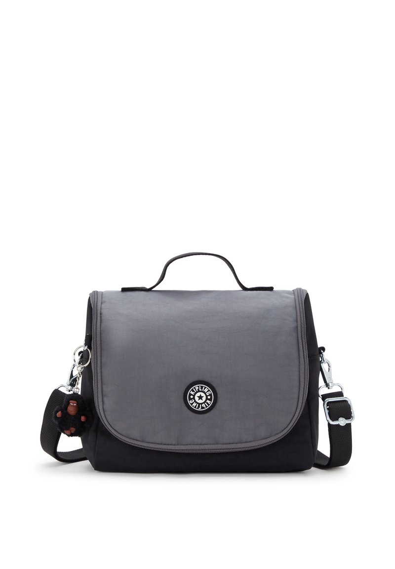 Borsa a spalla grigia e nera con manico superiore, pattina frontale con logo Kipling, tracolla regolabile e un piccolo portachiavi a forma di scimmia nera attaccato.