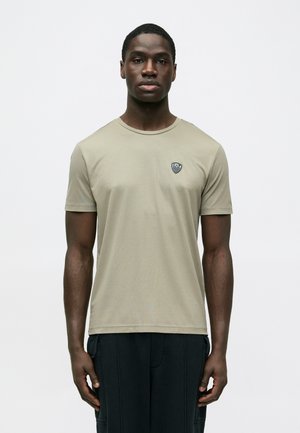 TRAIN PREMIUM SHIELD TEE - Basic póló - roasted cashew