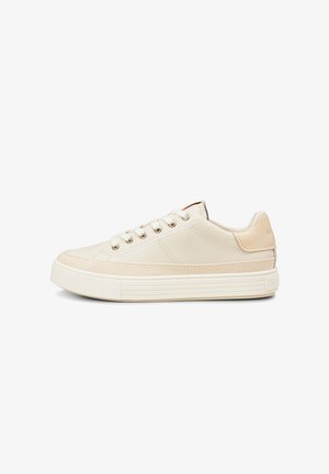 Beige sneaker met een glad leren bovenmateriaal, canvas accenten en rubberen zool. Voorzien van ronde veters en minimale stikdetails.