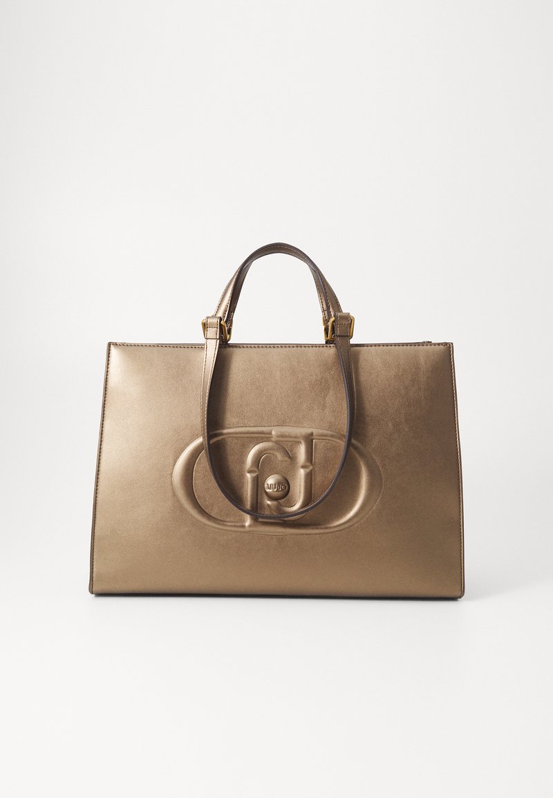Borsa in ecopelle bronzo con forma strutturata, doppi manici superiori, dettaglio logo embossato e design minimalista.