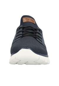 Baskets en maille bleu marine avec une semelle en caoutchouc blanc, dotées de lacets ronds et d'un accent en cuir marron sur la languette.