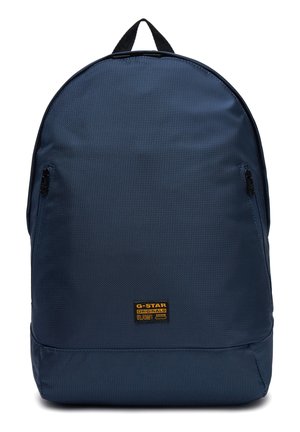 Granatowy plecak G-Star Originals z teksturowanej tkaniny, z czarnymi zamkami błyskawicznymi i małą prostokątną naszywką z logo z przodu.