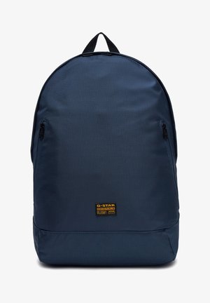 Marineblauer Rucksack von G-Star Originals mit strukturiertem Stoff, schwarzen Reißverschlussanhängern und einem kleinen rechteckigen Logo-Patch vorne.