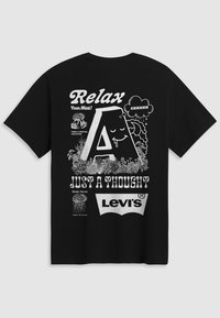 Sort kortærmet bomulds T-shirt med hvid grafisk tryk, som viser tekst og illustrationer af træer og skyer. Levi's logo nederst.