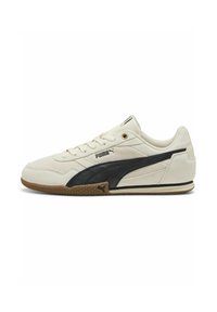 Zapatillas blancas con acentos azul oscuro, con parte superior de ante, cierre de cordones, suela de goma y logo de Puma en el costado y en la lengua.