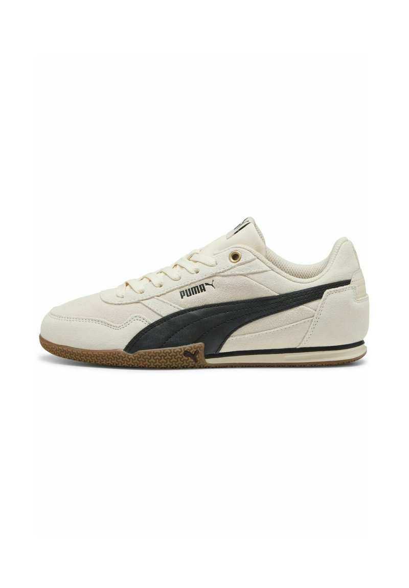 Zapatillas blancas con acentos azul oscuro, con parte superior de ante, cierre de cordones, suela de goma y logo de Puma en el costado y en la lengua.