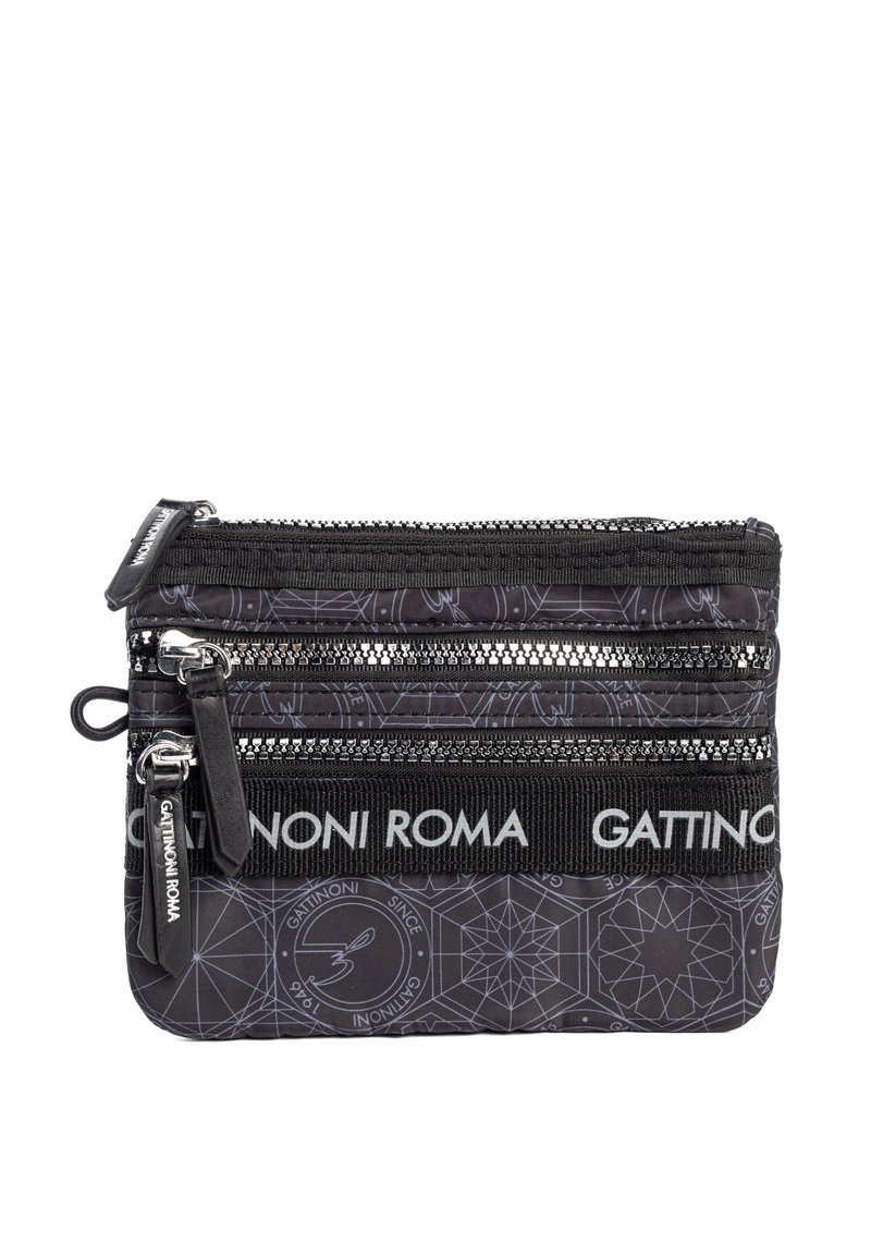 Bolso negro con tres cremalleras, tejido texturizado y un patrón geométrico. Presenta la marca "GATINONI ROMA" en blanco. Diseño compacto.