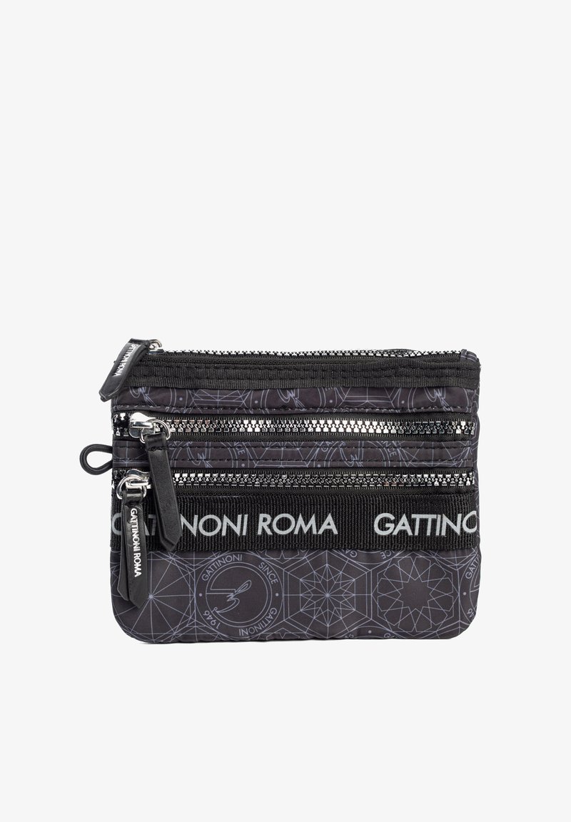Bolso negro con tres cremalleras, tejido texturizado y un patrón geométrico. Presenta la marca "GATINONI ROMA" en blanco. Diseño compacto.