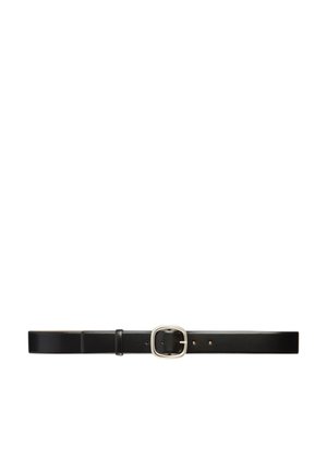 Cintura in pelle nera con fibbia rettangolare argentata e tre fori di regolazione su sfondo bianco.