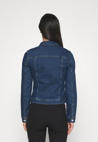 Jeansjacka, mörkblå, figursydd design, med synlig sömnad och knappar på ärmar och nederkant. Slät textur, klassisk krage.