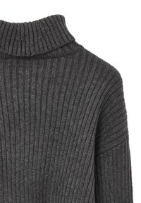 Maglione a coste grigio scuro con colletto alto e spalle leggermente scese, realizzato in un tessuto morbido e testurizzato.