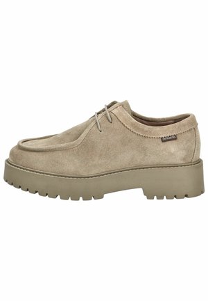 Chaussure en daim beige avec un bout arrondi et des lacets ton sur ton, dotée d'une semelle en caoutchouc épaisse et texturée, ainsi qu'un petit logo sur le côté.