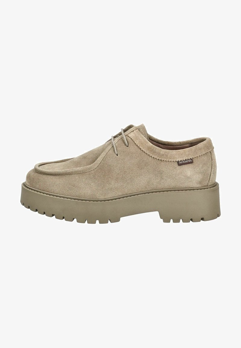 Scarpa in suede beige con punta arrotondata e lacci tono su tono, caratterizzata da una suola in gomma spessa e testurizzata e un piccolo logo accentato sul lato.
