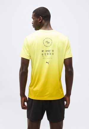 PUMA X HYROX GRAPHIC TEE - Sportfelső - pineapple ice/dazzling yellow