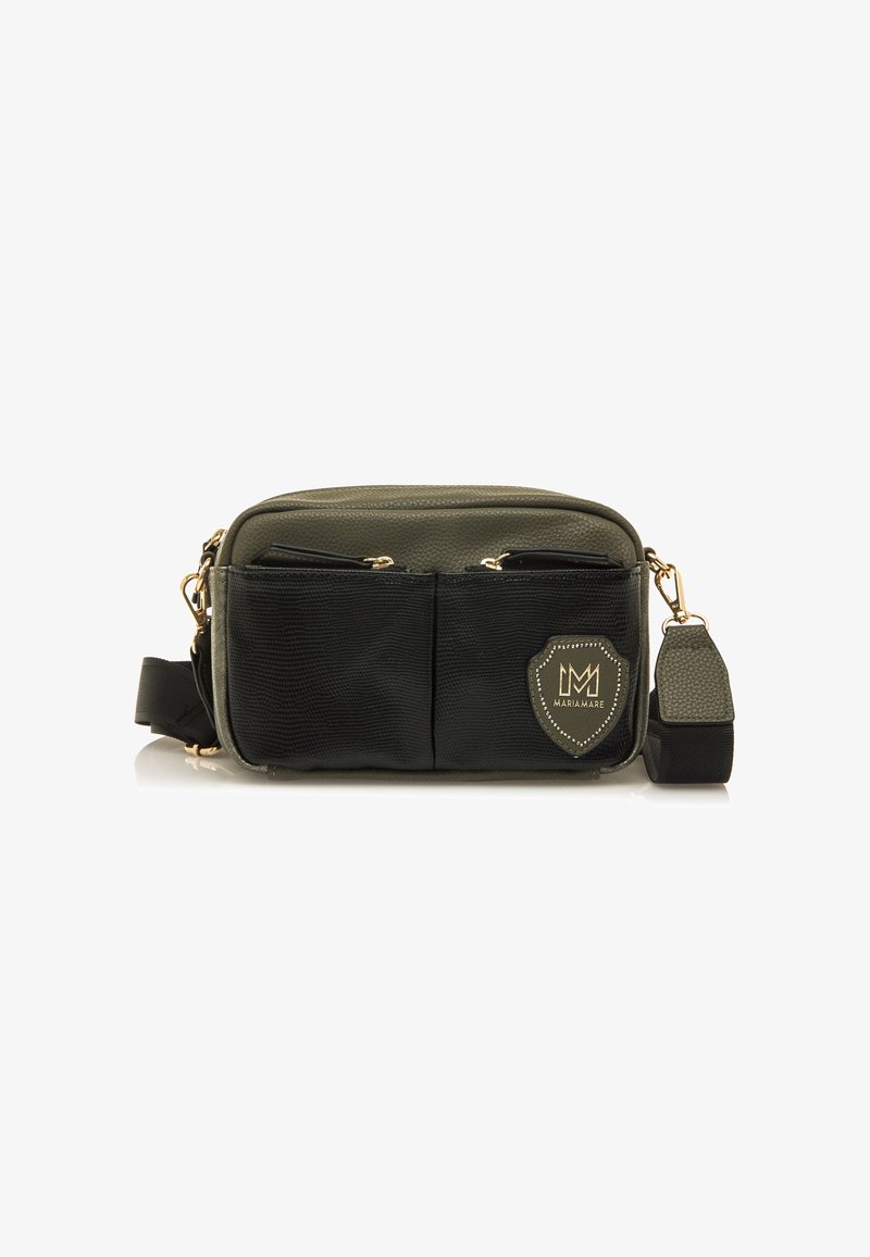 Bolso cruzado en cuero texturizado negro y verde oliva, con bolsillos con cremallera en la parte frontal, herrajes dorados y un parche con logo en el lateral.