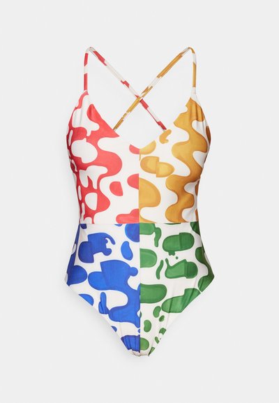 Costum de baie cu un design patchwork, având forme abstracte în roșu, galben, albastru și verde. Fabricat dintr-un material neted și elastic, cu bretele crisscross.