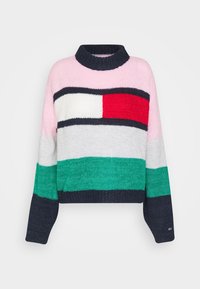 Strikket sweater med høj hals, prydet med vandrette striber i pink, hvid, rød, grå, grøn og navy. Blød tekstur med afslappet pasform.